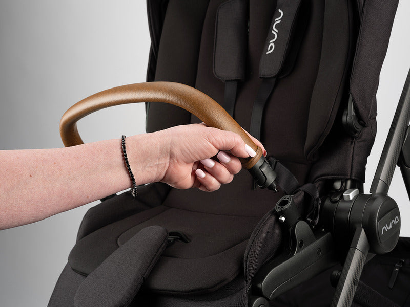 Nuna PIPA™ urbn + Swiv™ Travel System in Caviar